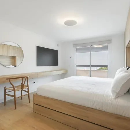 Oceanfront Lux Sleeps 9