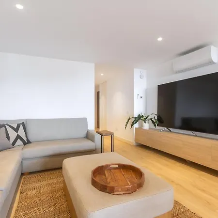 Апартаменты Oceanfront Lux Sleeps 9 Кашкайш