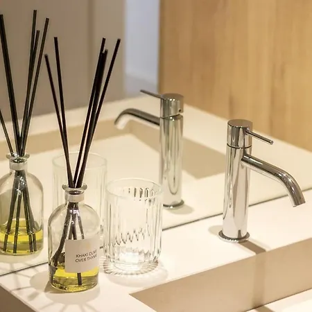 Oceanfront Lux Sleeps 9 *