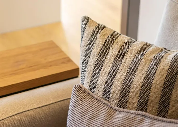 Oceanfront Lux Sleeps 9 شقة