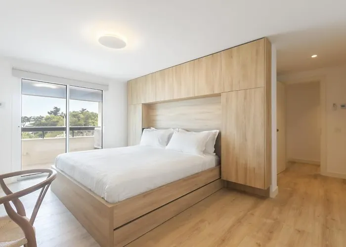 Oceanfront Lux Sleeps 9 *