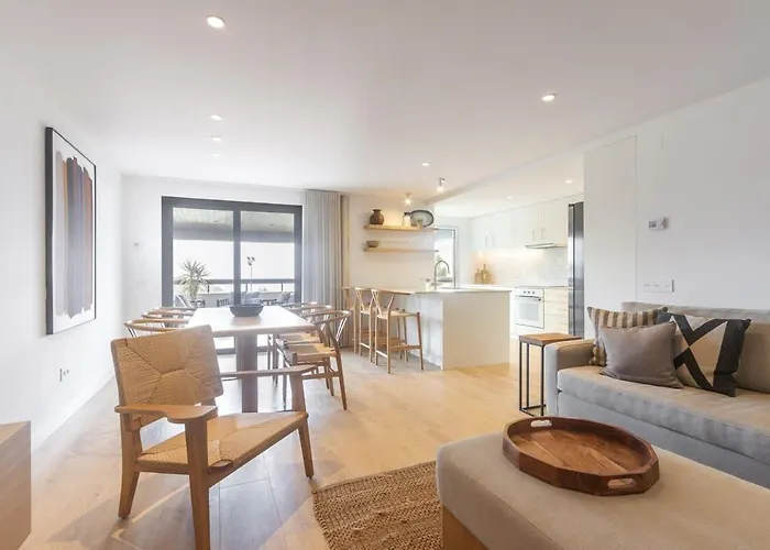 Oceanfront Lux Sleeps 9 شقة