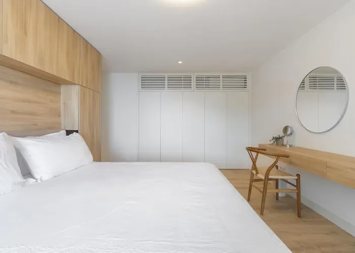 Oceanfront Lux Sleeps 9 *