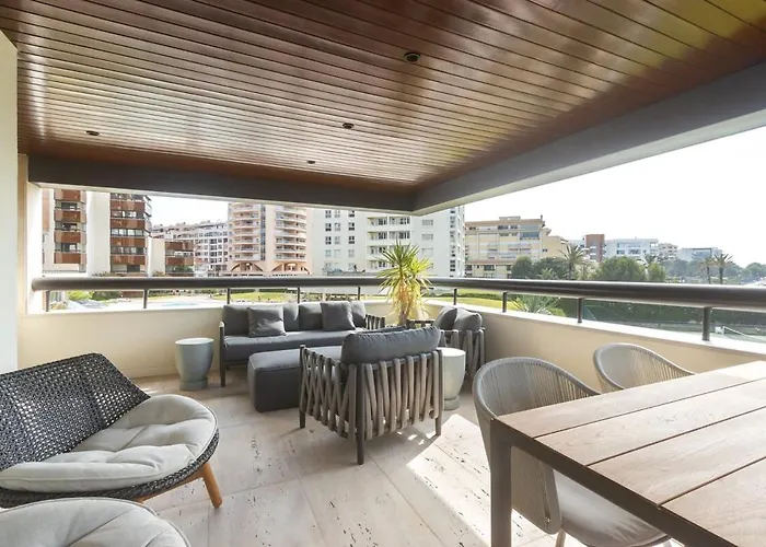 Oceanfront Lux Sleeps 9 Daire