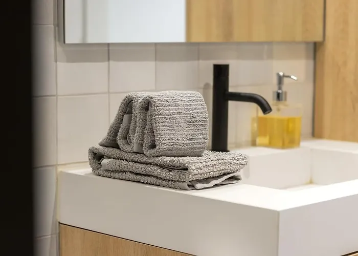 Oceanfront Lux Sleeps 9 Daire