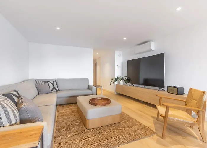 Oceanfront Lux Sleeps 9 Daire