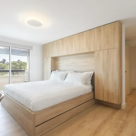 Oceanfront Lux Sleeps 9 *