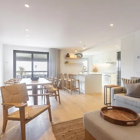 Oceanfront Lux Sleeps 9 דירה