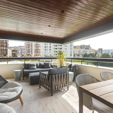Oceanfront Lux Sleeps 9 דירה