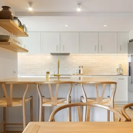 Oceanfront Lux Sleeps 9 *