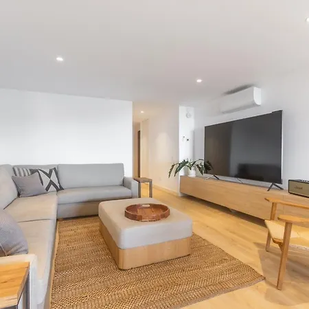 Oceanfront Lux Sleeps 9 아파트